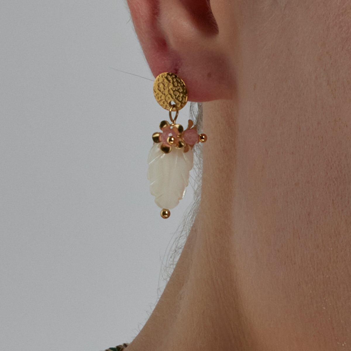 Pendientes con Madreperla Blanca acabado oro 18k - Gaudark