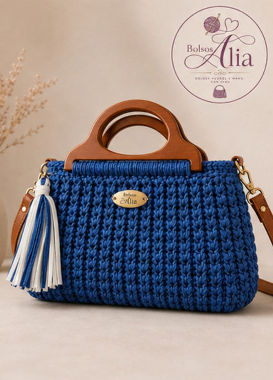 Bolso Capri azul de crochet artesanal con asas de madera – Bolsos Alia