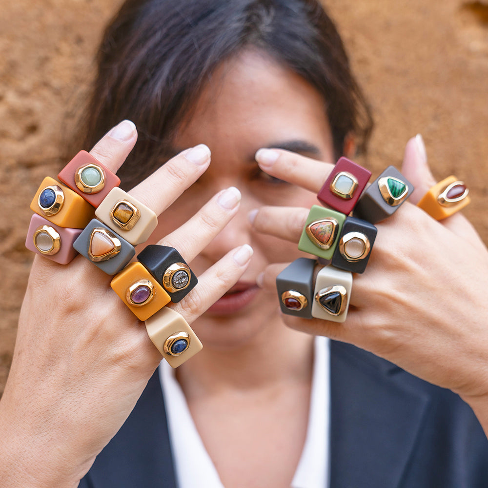 Anillo color mostaza con sodalita