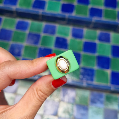 Anillo grande color verde con porcelana blanca