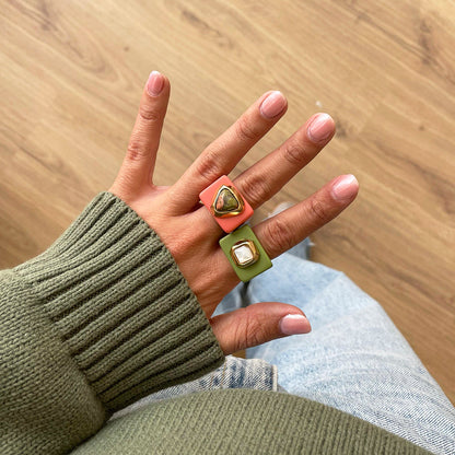 Anillo para mujer color rosa chicle con unakita