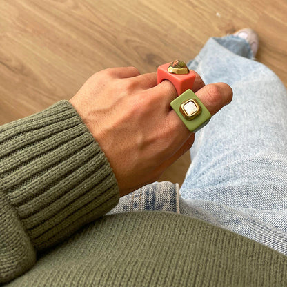 Anillo para mujer color rosa chicle con unakita