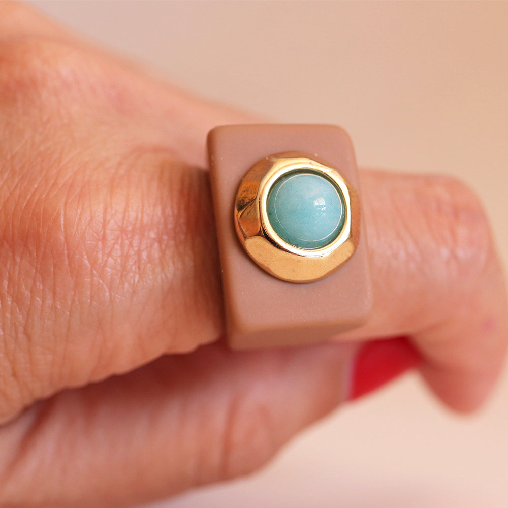 Anillo para mujer color moka con piedra turquesa